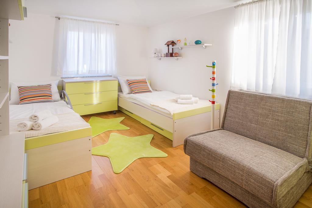Ivana 2435